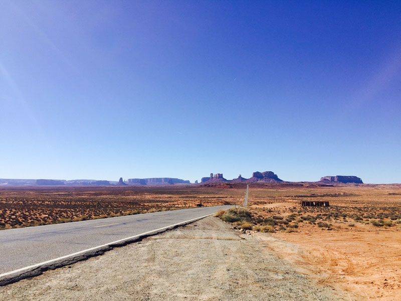 kinh-nghiem-du-lich-bui-my-road-leading-to-monument-valley