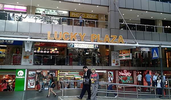 di-du-lich-singapore-nen-mua-gi-trung-tam-mua-sam-shopping-lucky-plaza